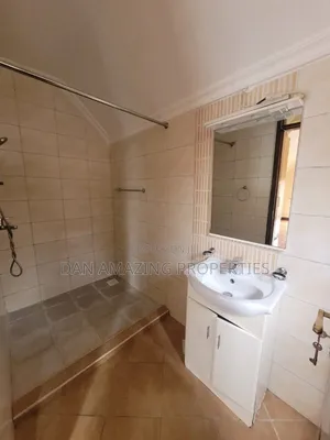 6bdrm Maisonette in Lavington Plus Dsq for rent