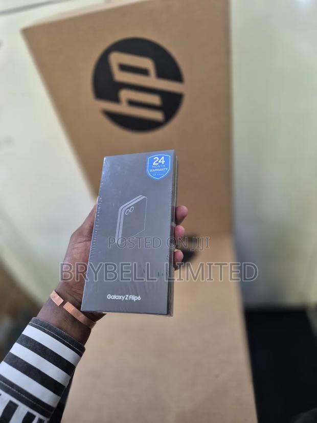 New Samsung Galaxy Z Flip6 256 GB Silver - thumbnail 4