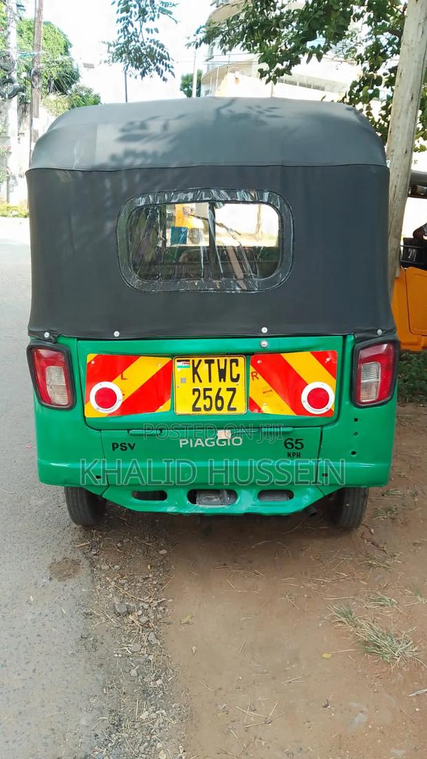 Piaggio 2024 Yellow - thumbnail 3