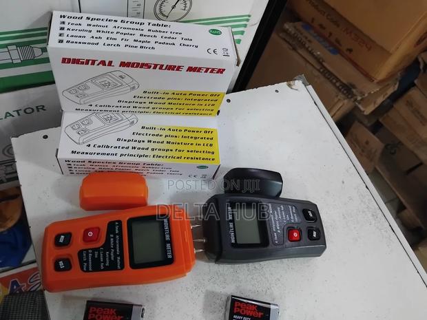Multi-wood Calibration Digital Moisture Meter - main view