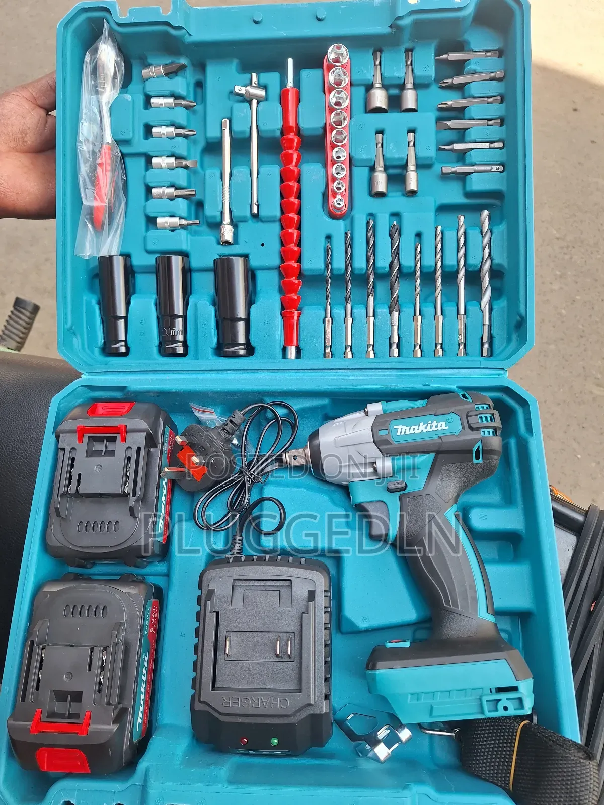 Makita Cordless Impact Wrench Kit. *
