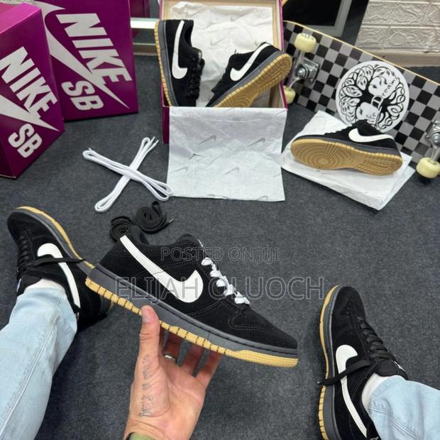 Nike Sb Dunk Low Pro in a Black, White, and Gum - thumbnail 4