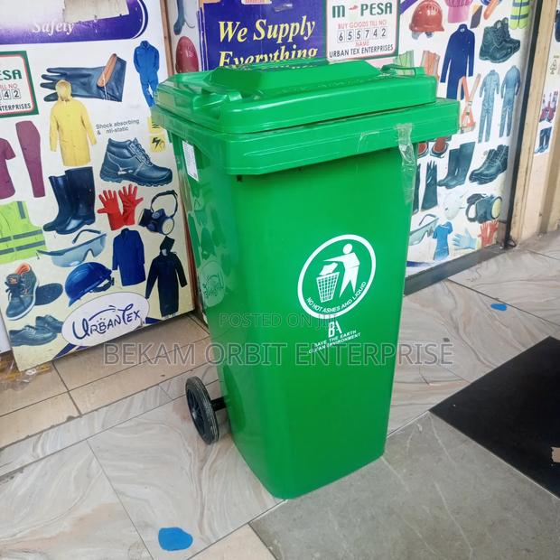 Uv Light Resistant 120l Wheelie Bin With Pedals