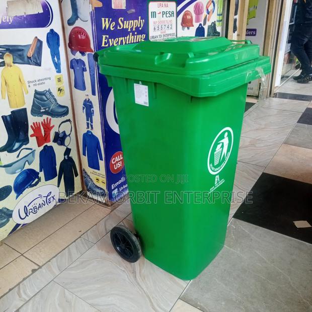 Puncture-Proof Rubber Tyres 120l Wheelie Waste Bin