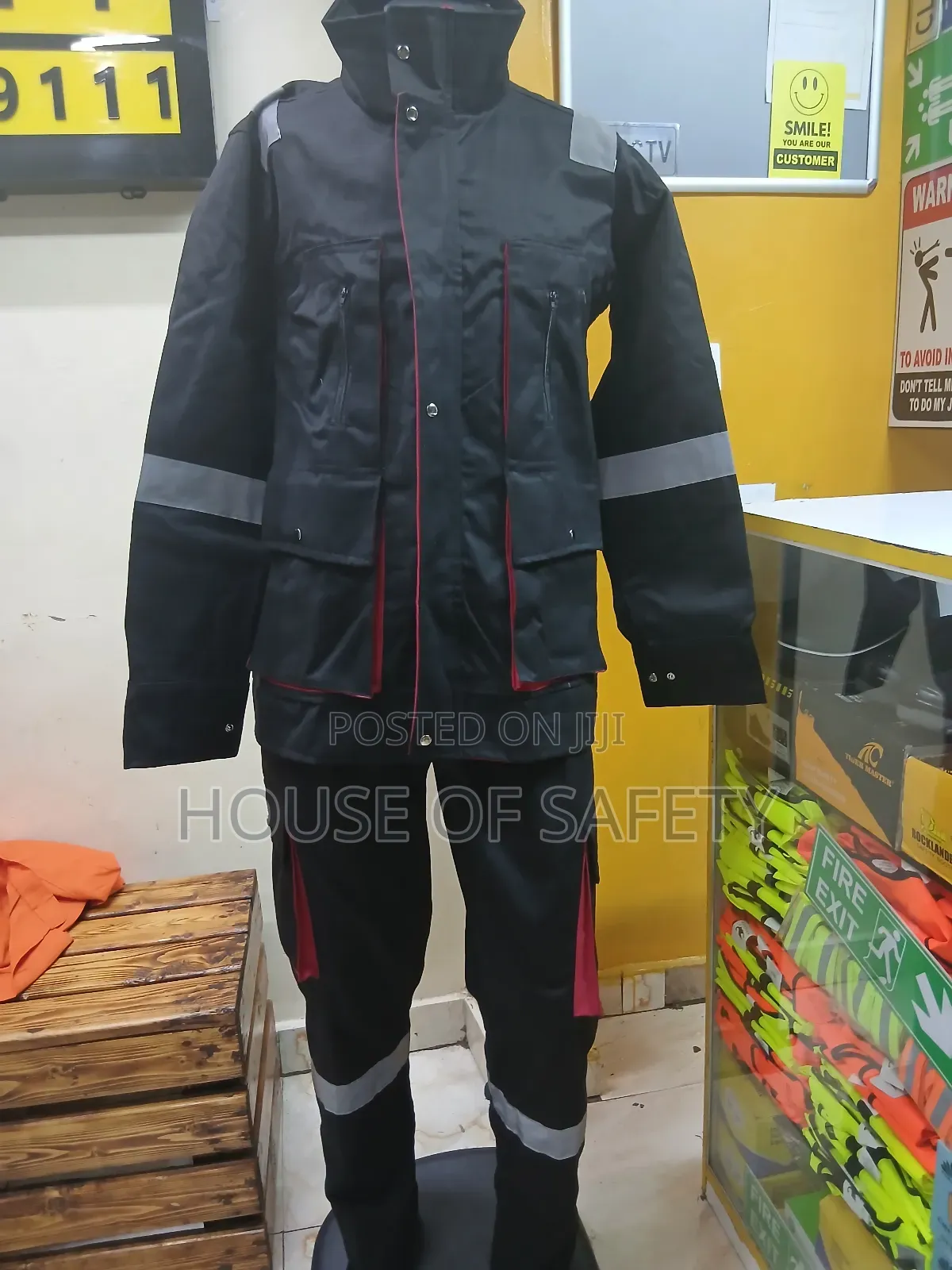 Black Engineering Suits a Piping in Rer