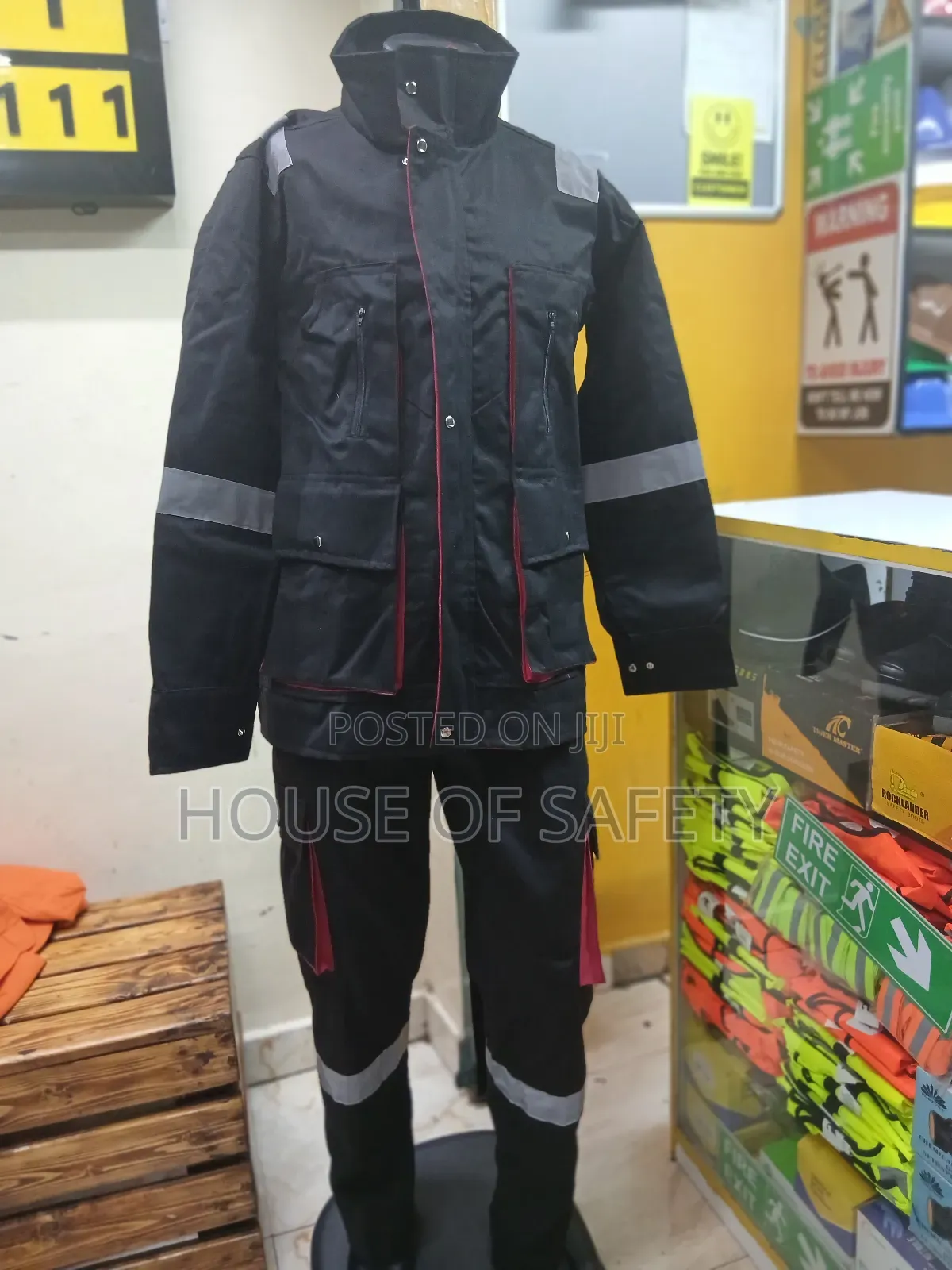 Black Engineering Suits a Piping in Rer