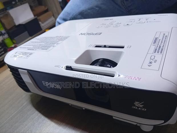 Epson Eb-W51 Projector – 4,000 Lumens | Bright Reliable - main view