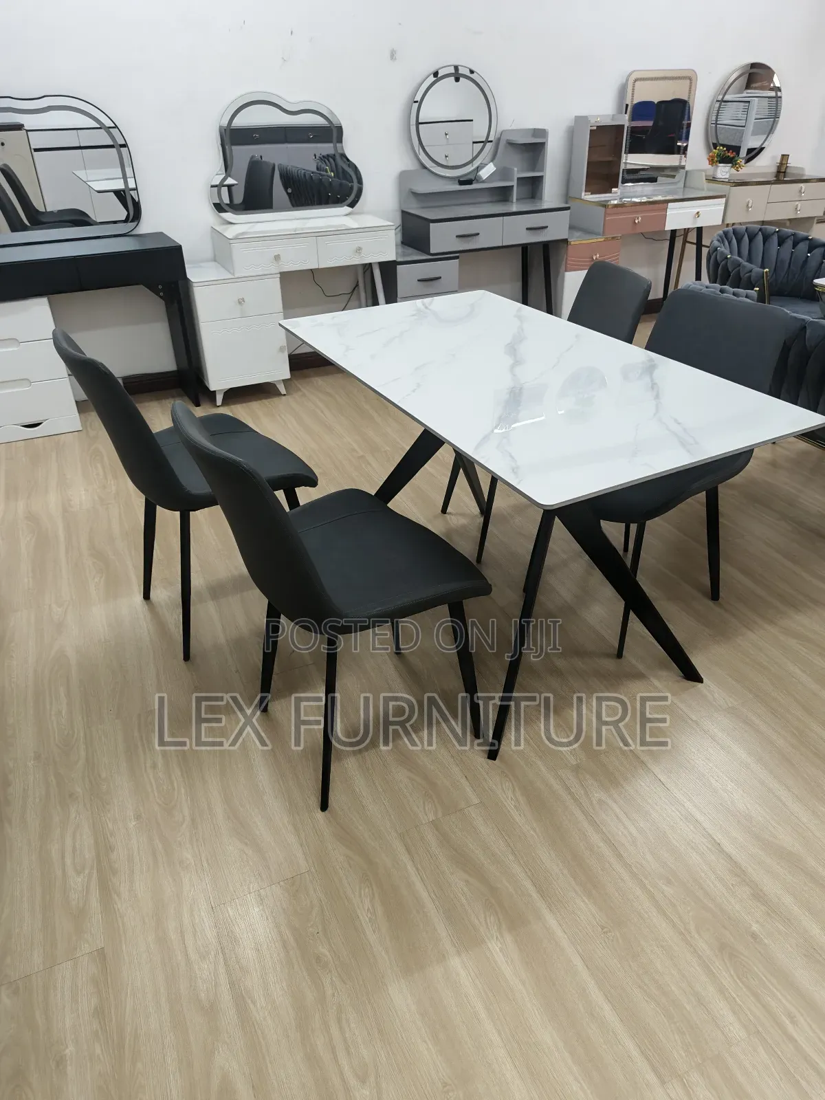 Mable Table and 4 Dinning Chairs