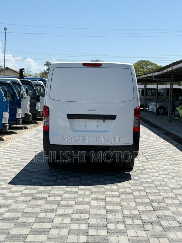 Isuzu Como 2018 White - thumbnail 6