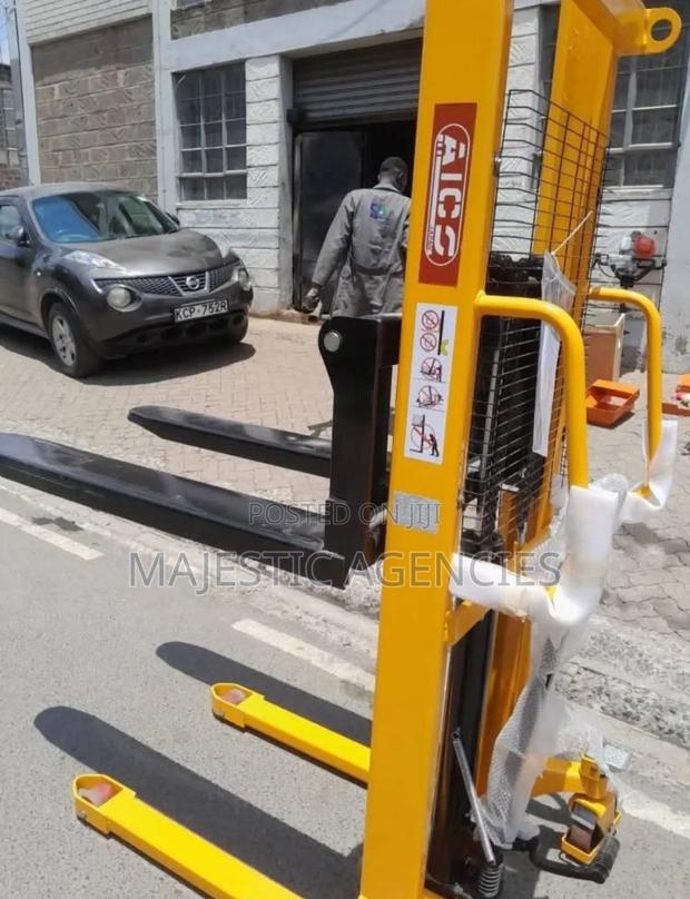 Manual Hydraulic Stacker - thumbnail 3