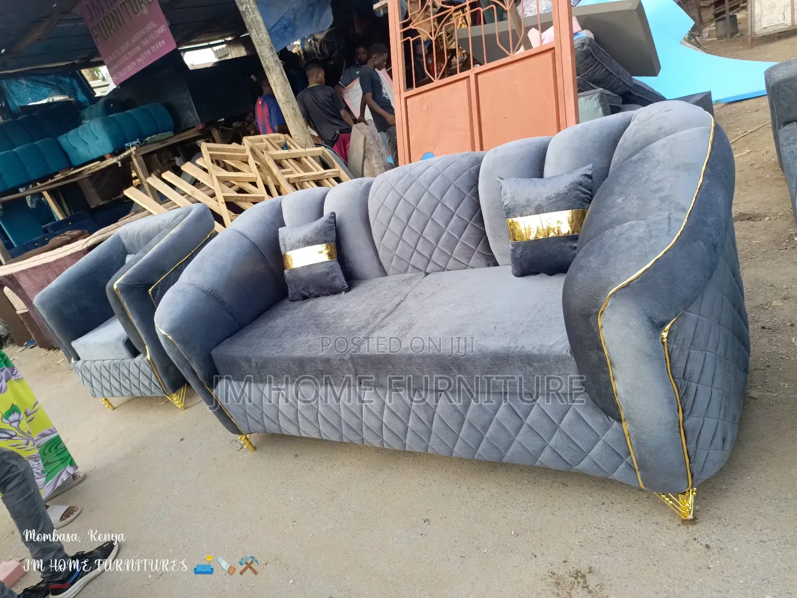Modern Sofa 5 Seator With Spring Cushions and Pilos
