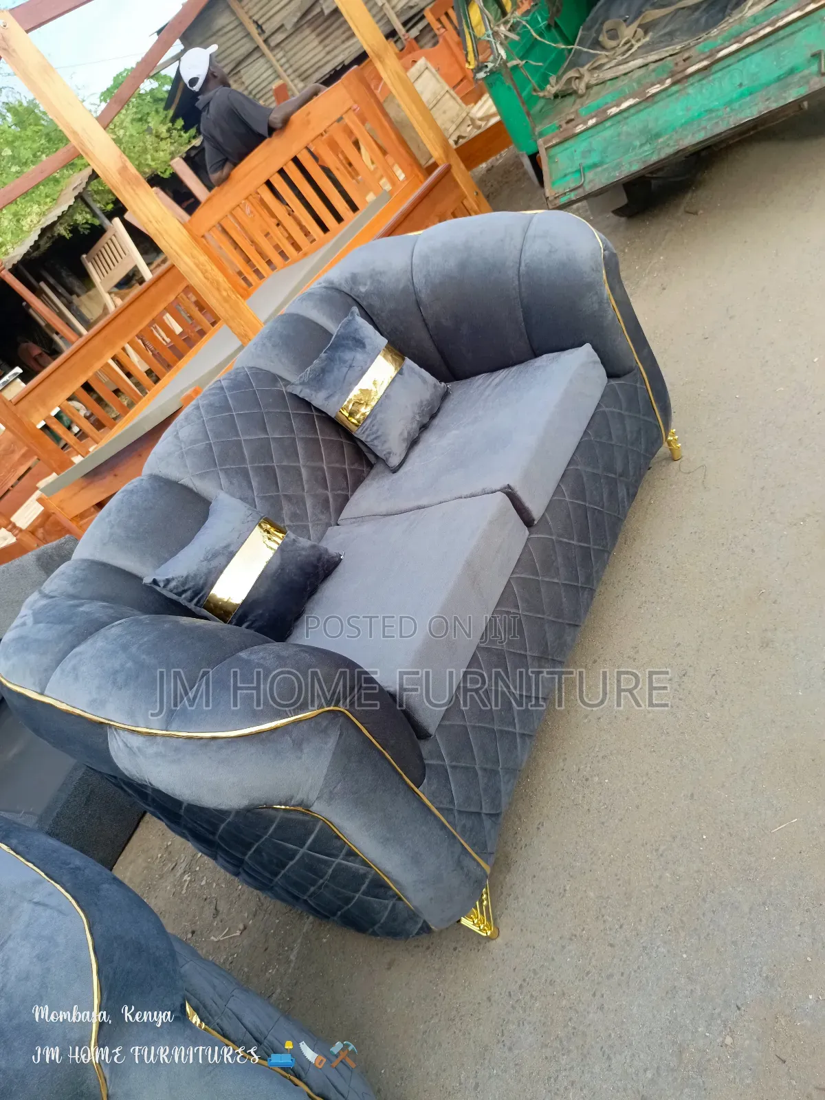 Modern Sofa 5 Seator With Spring Cushions and Pilos