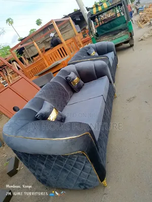 Modern Sofa 5 Seator With Spring Cushions and Pilos
