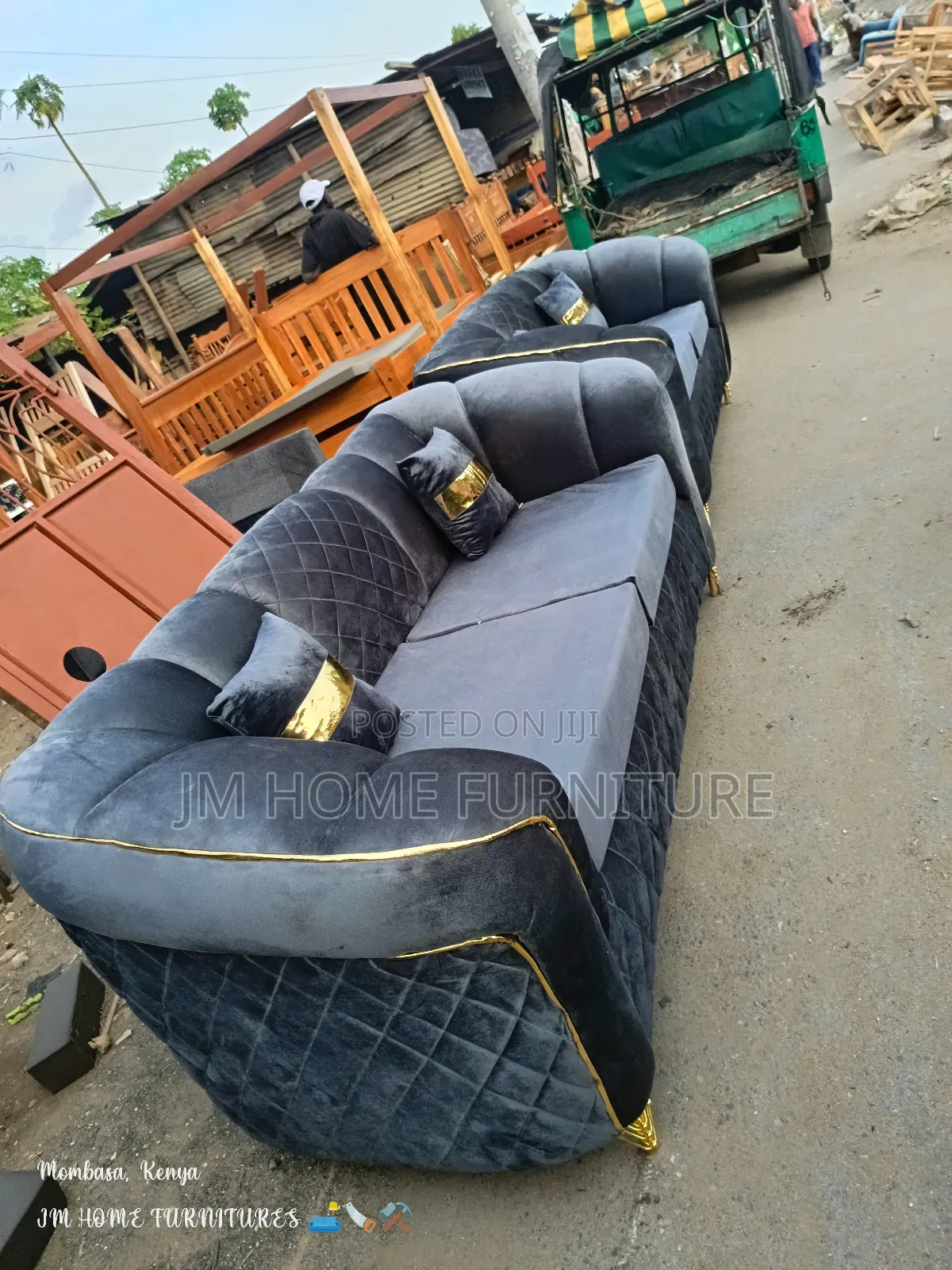 Modern Sofa 5 Seator With Spring Cushions and Pilos