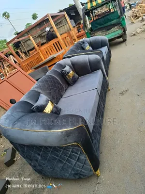 Modern Sofa 5 Seator With Spring Cushions and Pilos
