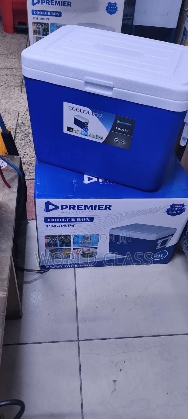 Affordable 32l Premier Cooler Box - thumbnail 3