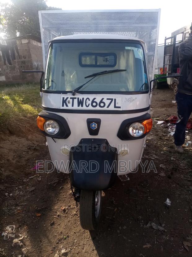Piaggio 2021 White - main view
