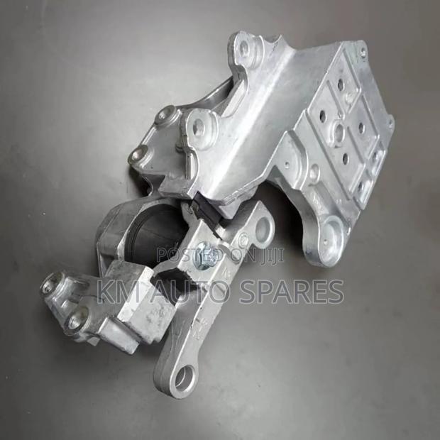 Nissan Dualis Gearbox Mount. - main view