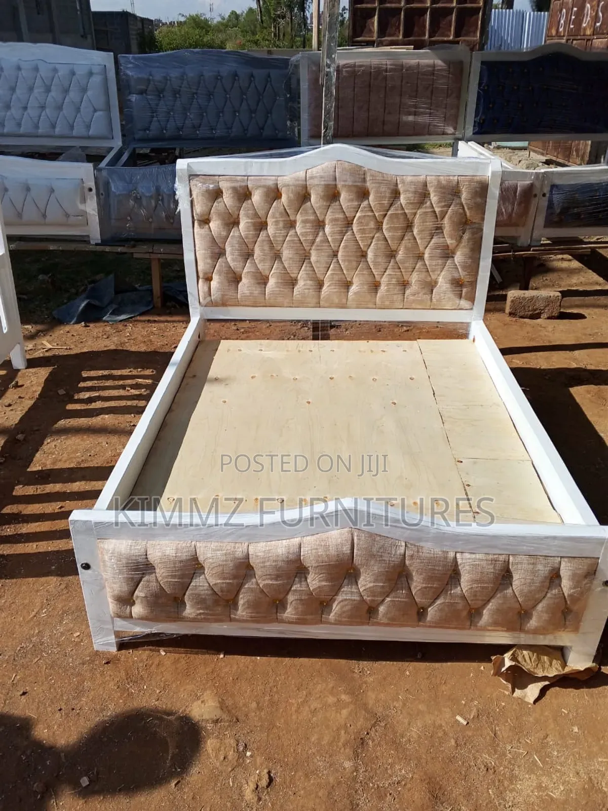 5x6 White and Brown Tufted Mocket Bed