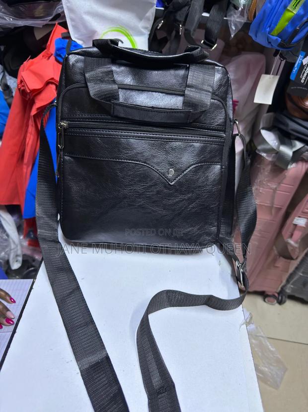 Classic Unisex Leather Shoulder Bag - thumbnail 3