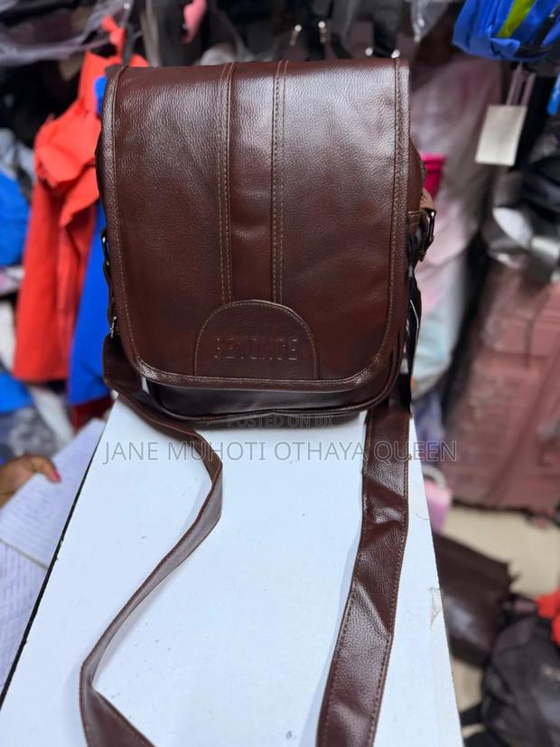 Classic Unisex Leather Shoulder Bag - thumbnail 3