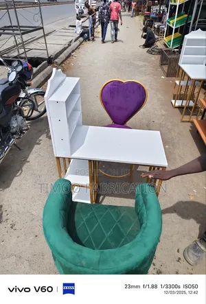 Manicure Table With Shelf and Seats