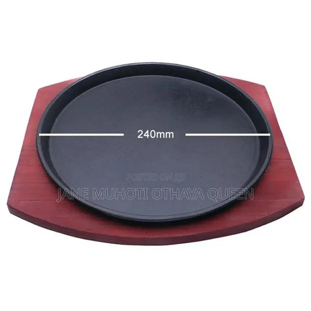 Cast Iron Hot Sizzling Plate on Wooden Tray - thumbnail 3