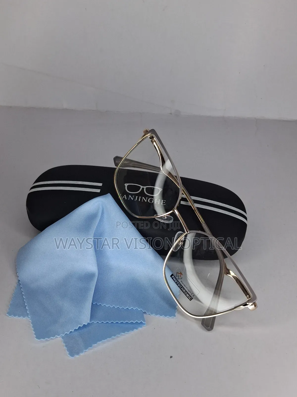 Photochromatic Frames