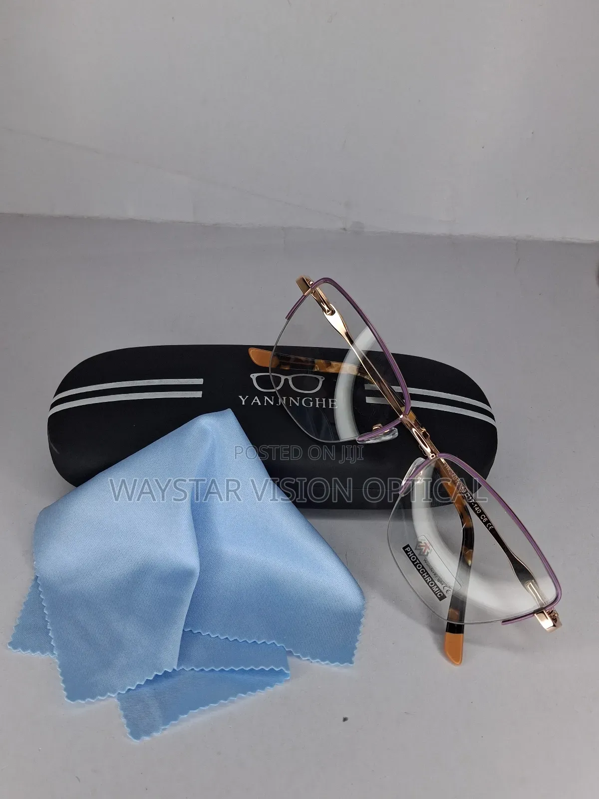 Photochromatic Frames