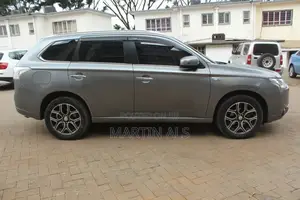 Mitsubishi Outlander 2.0 PHEV AWD 2015 Silver