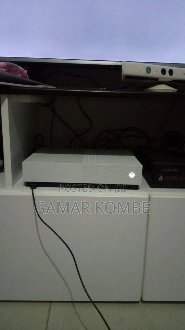 Xbox One S - main view