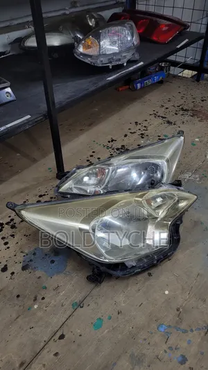 Ractis 2012 Headlights