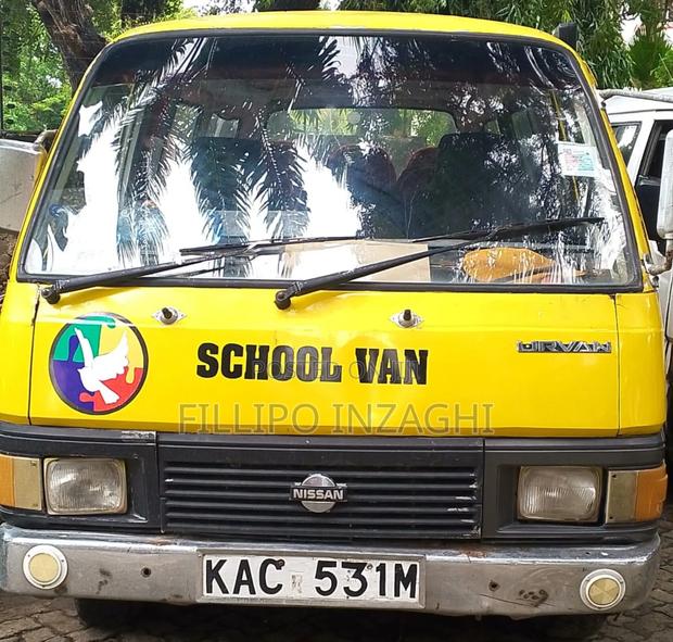 Nissan Caravan (Urvan) 1994 Yellow