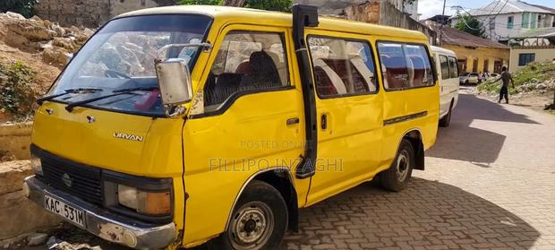 Nissan Caravan (Urvan) 1994 Yellow - thumbnail 4