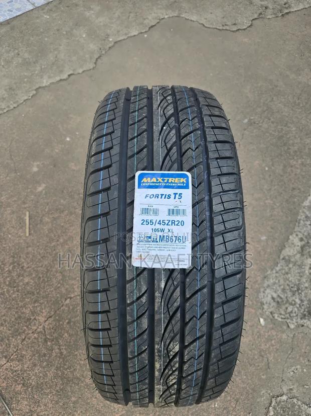 255/45r20 Maxtrek Tyre