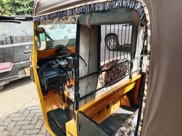 Bajaj 2018 Yellow - thumbnail 8