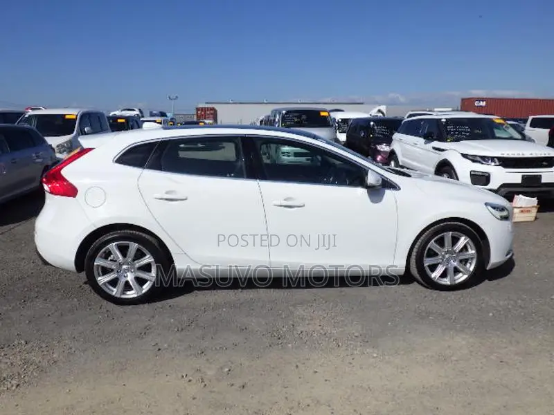 Volvo V40 2019 White