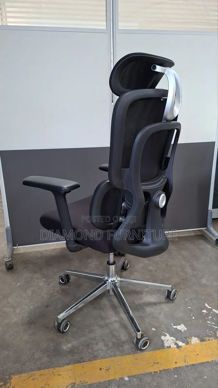 Ergonomic High-Back Mesh Office Chair With Headrest
