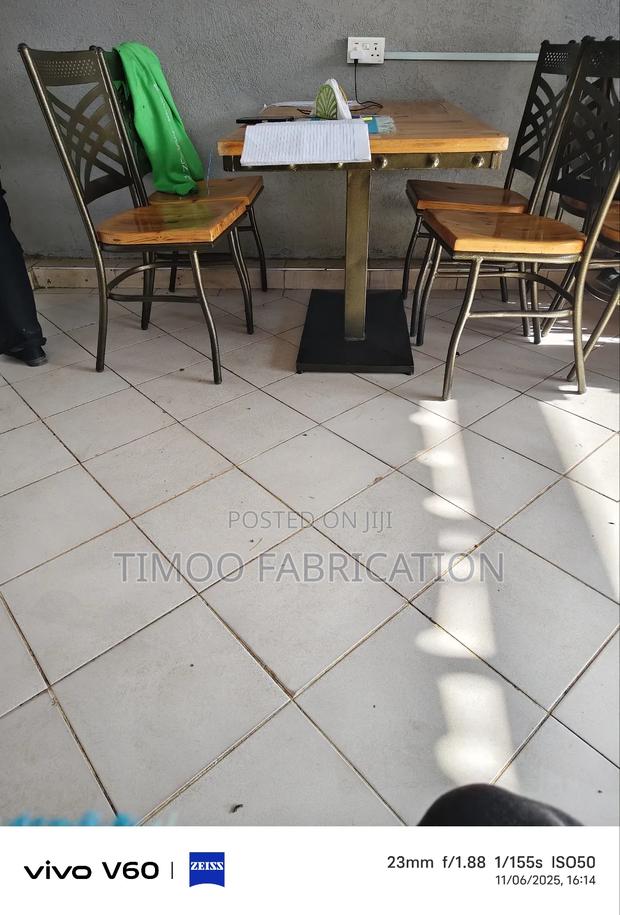 Restaurants Sets of 4 Chairs and 1 Square Table - thumbnail 3