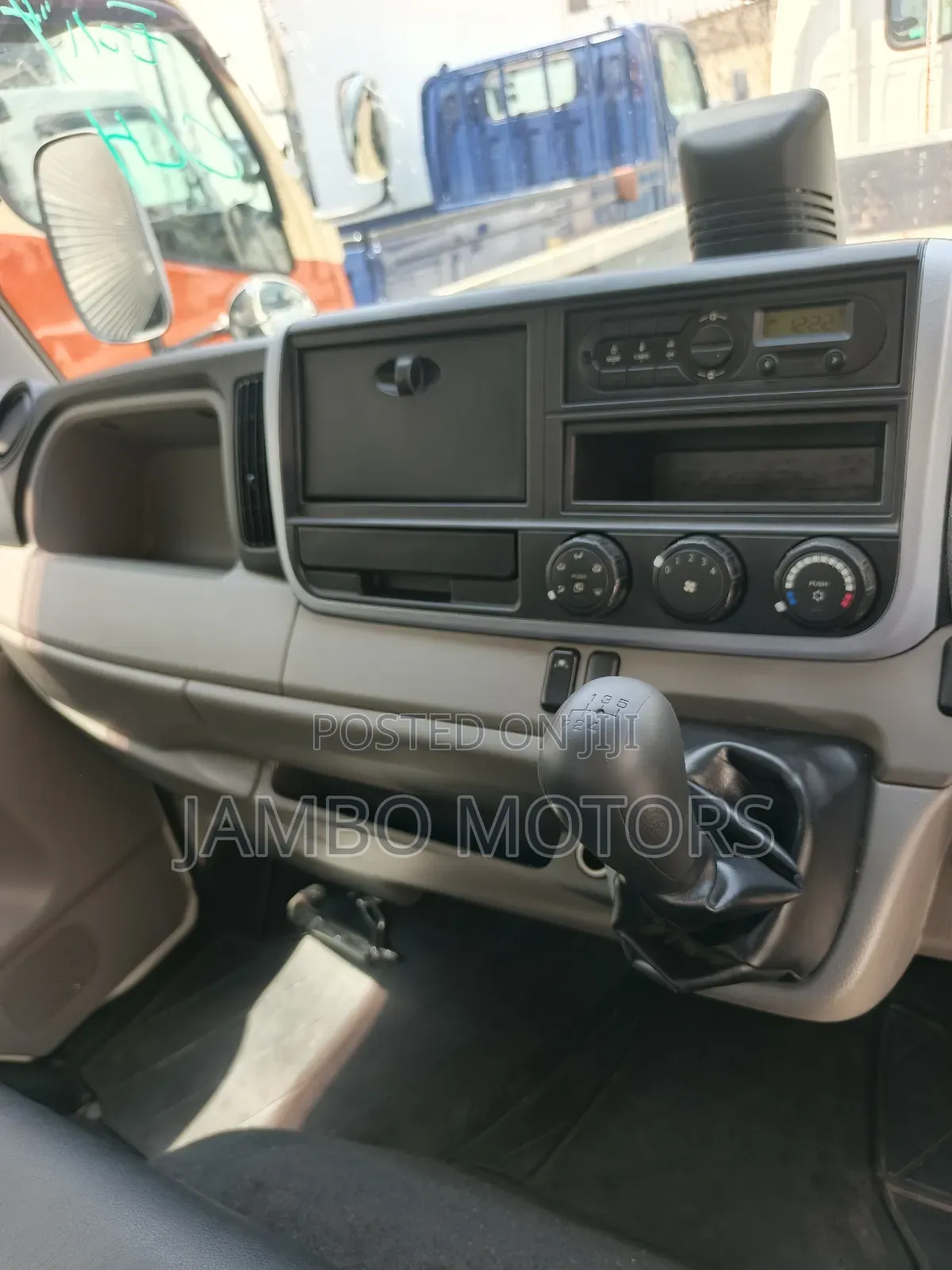 Nissan Caravan (Urvan) 2019 White