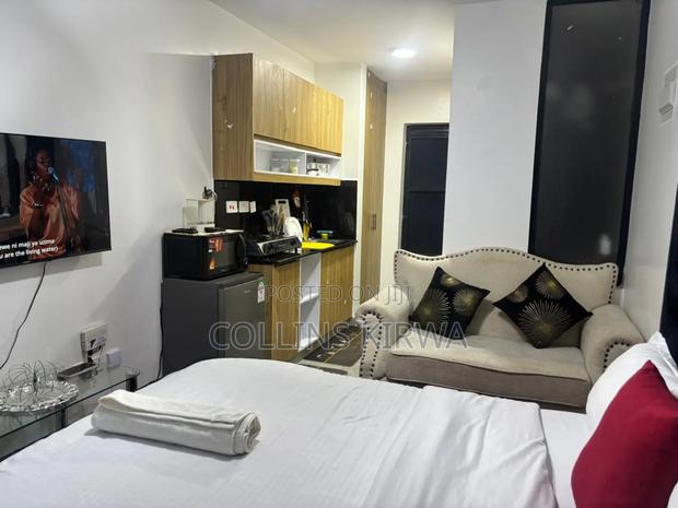 Junior Studio Airbnb With Balcony - thumbnail 2