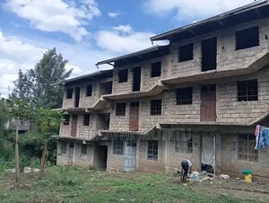 A Prime Building on a 1/4 Acre Near the Tarmac Road.