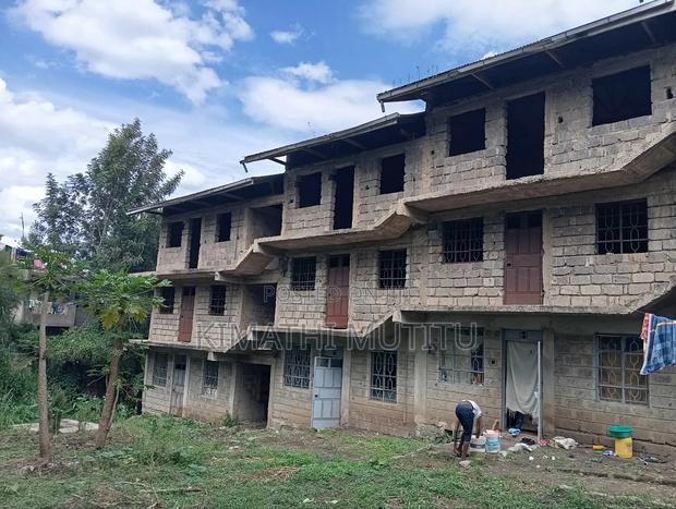 A Prime Building on a 1/4 Acre Near the Tarmac Road.