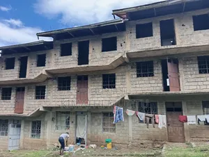 A Prime Building on a 1/4 Acre Near the Tarmac Road.