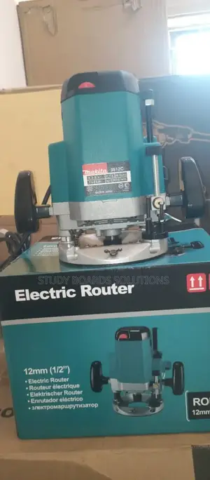 Makita 3612c 1/2-Inch Plunge Router.