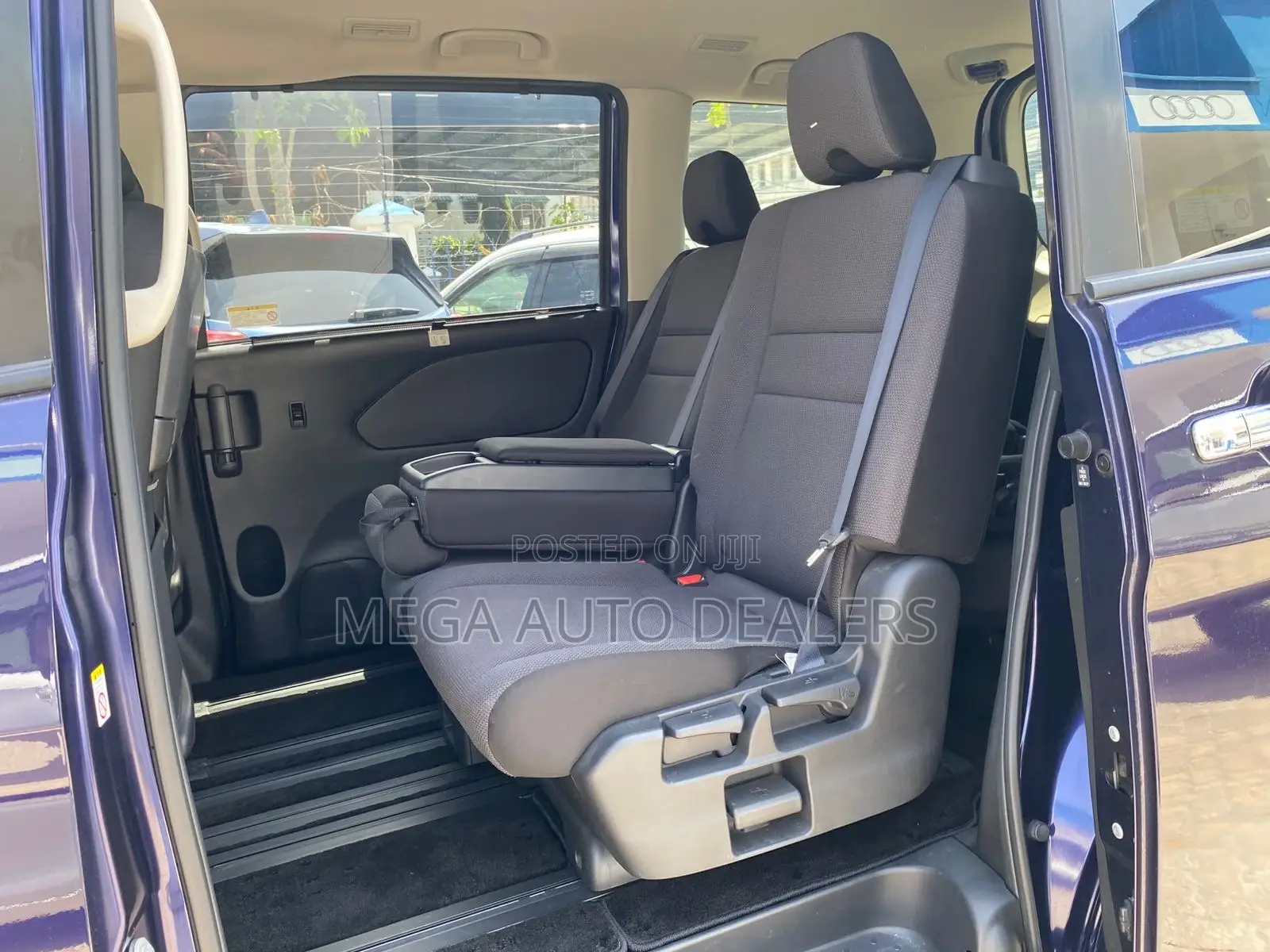 Nissan Serena 2018 Blue