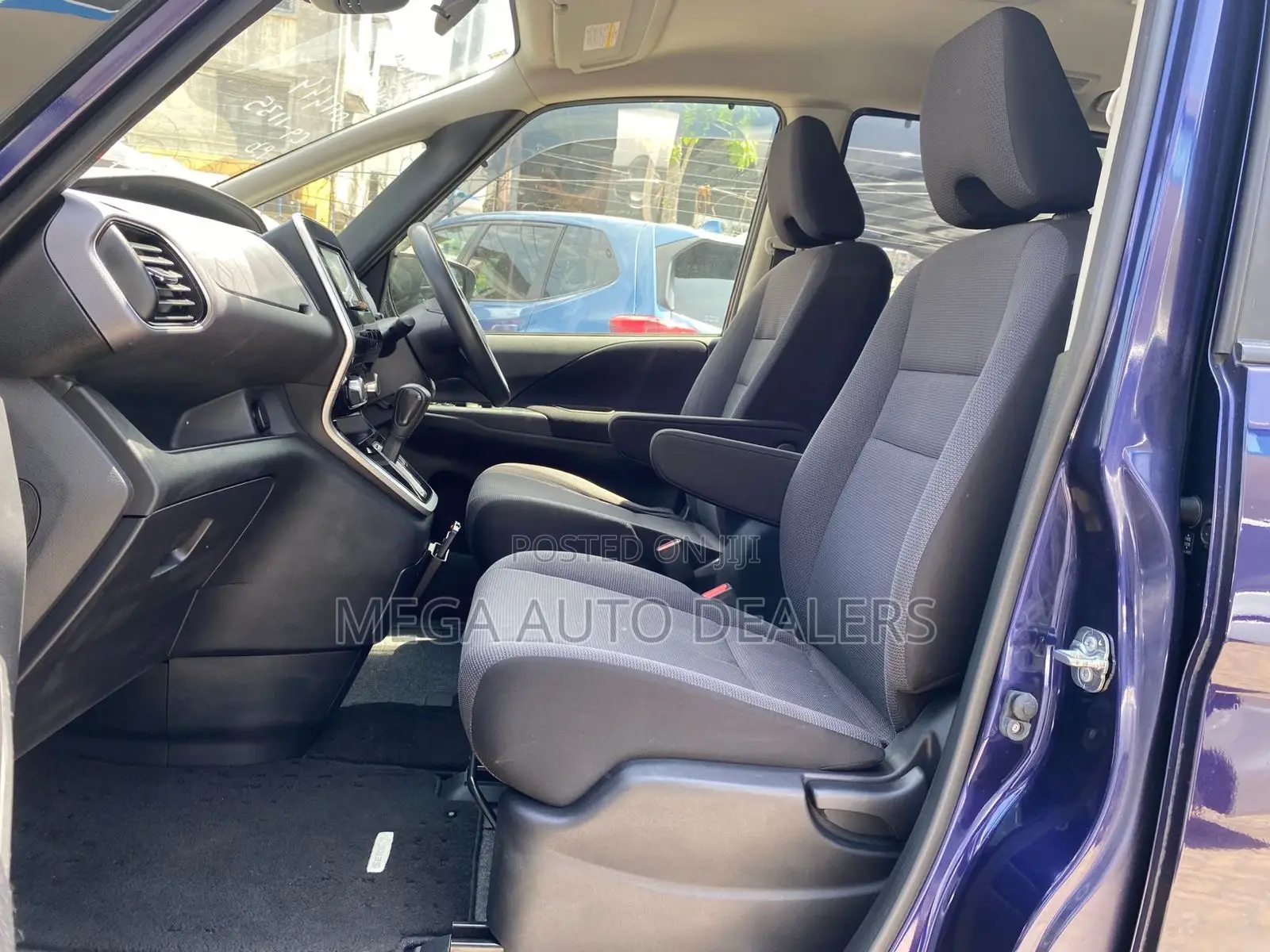 Nissan Serena 2018 Blue