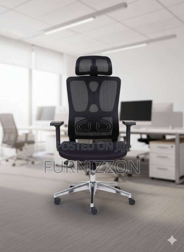 Ergonomic High-Back Black Mesh Swivel Office Chair With Headrest