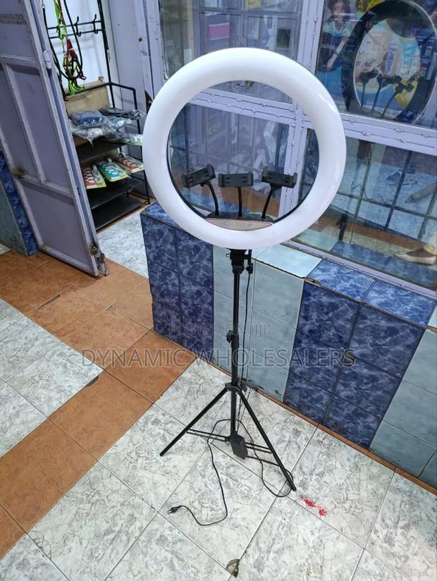 18" Led Ring Light With a Tripod Stand - thumbnail 2