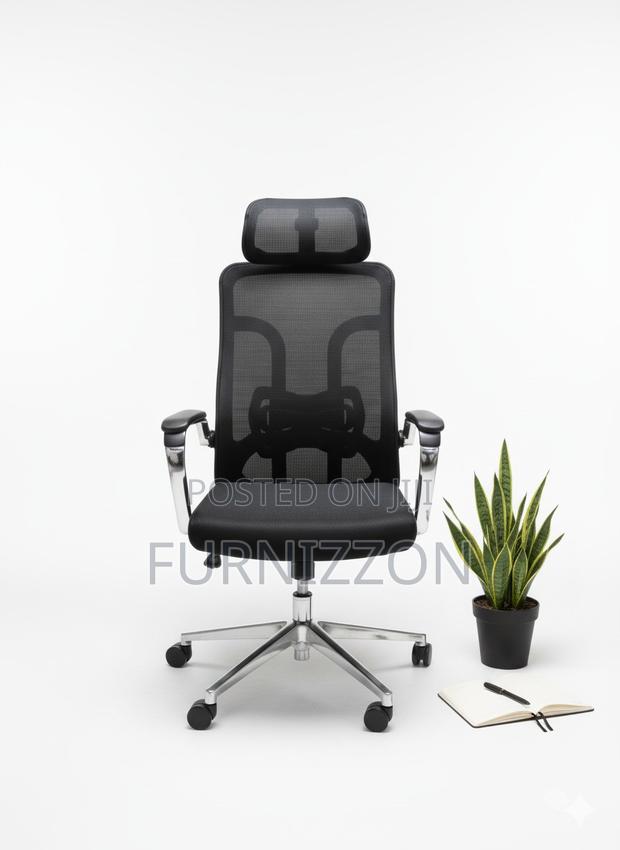 Black Swivel Office Chair With Headrest and Adjustable Height